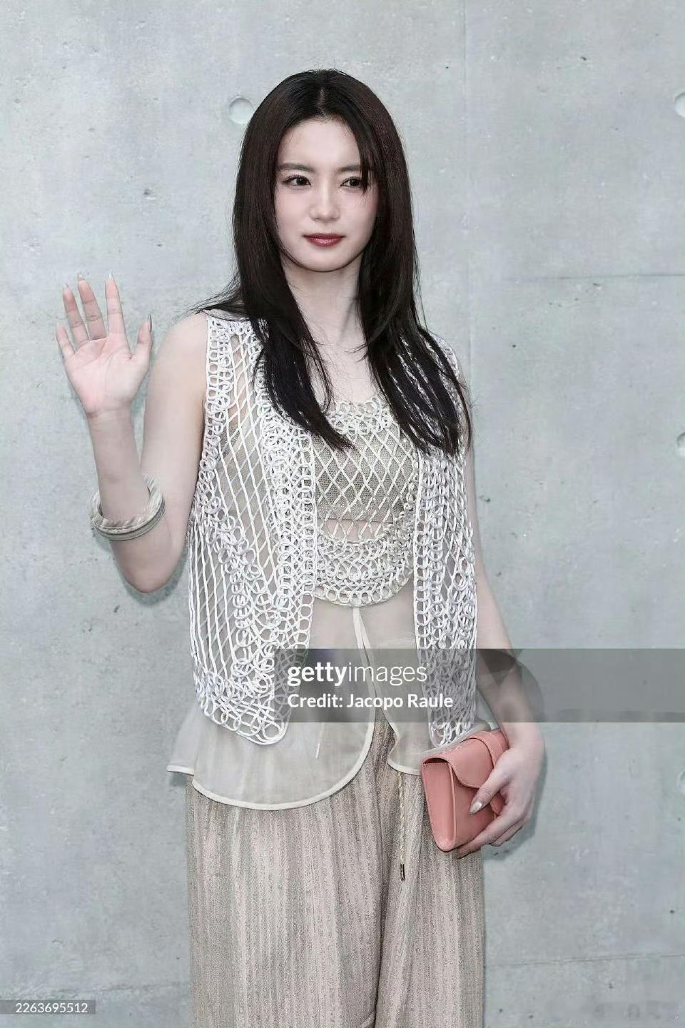 张雅钦扛住了g社镜头张雅钦亮相米兰时装周，造型简约舒服，气质自然大方，生图状态也