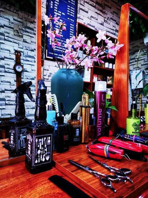 一女子在南京丁家庄华银路20号的江南美发店充值近6000元，被店员以原老板去世、