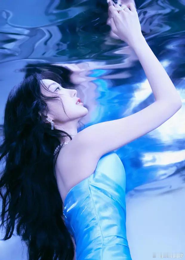 毛晓彤一袭蓝裙化身美人鱼的她美得让人挪不开眼睛了。 ​​​