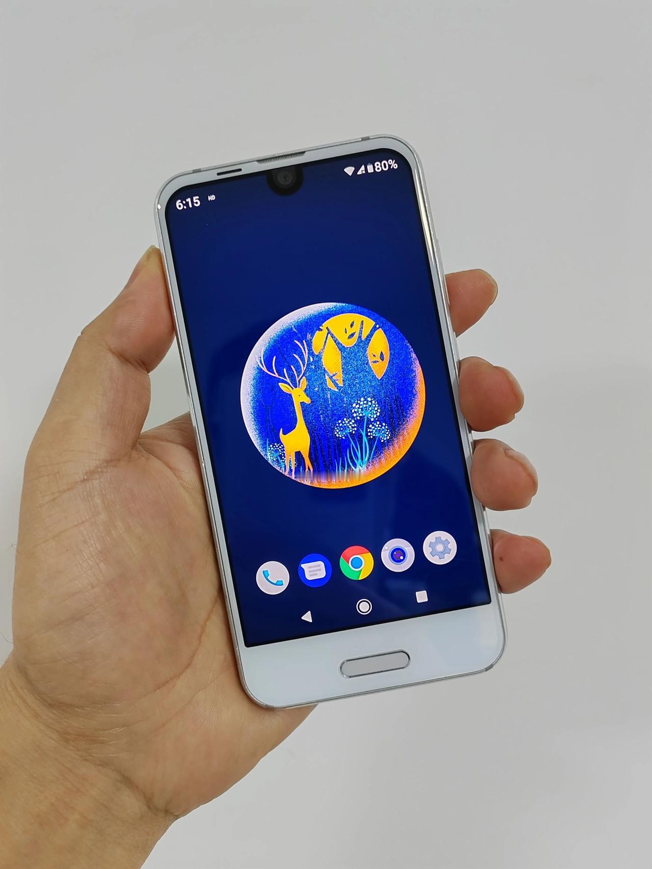 不舍得扔的美丽小废物！夏普RC，精致小巧圆润，一只手就能握住。4.9寸小屏却有着