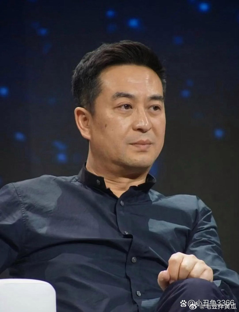 有主持人问张嘉译：“你在北京都有房子了，老了打算在北京养老不？”张嘉译回答得特别