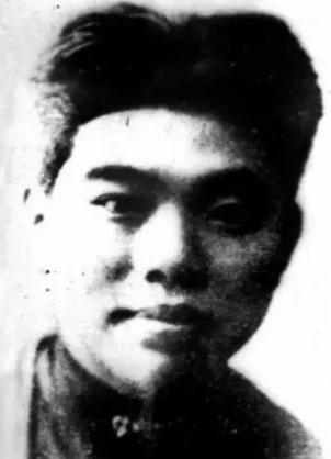 1941年11月17日清晨，戴着沉重脚镣的青年被押至刑场，面前是一百多级台阶。国