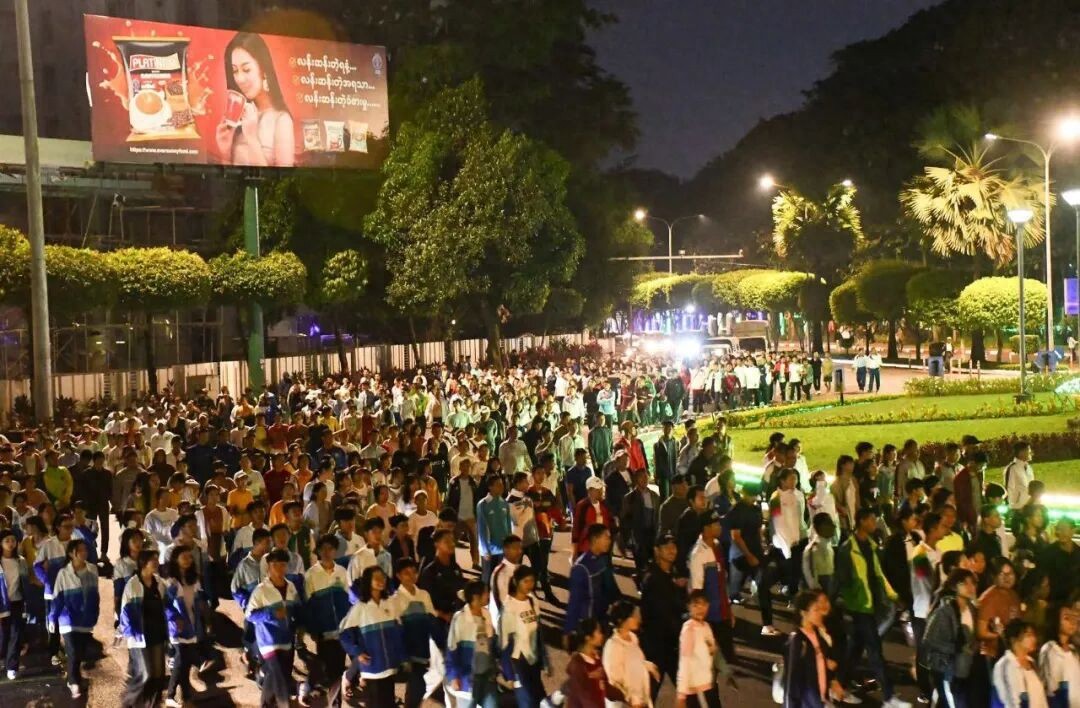 缅甸仰光市举行十二月大众步行活动，盛况空前、热闹非凡