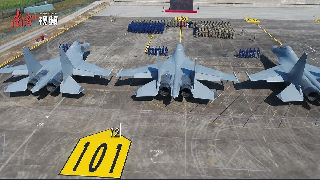 空军某部举行老飞停飞仪式 