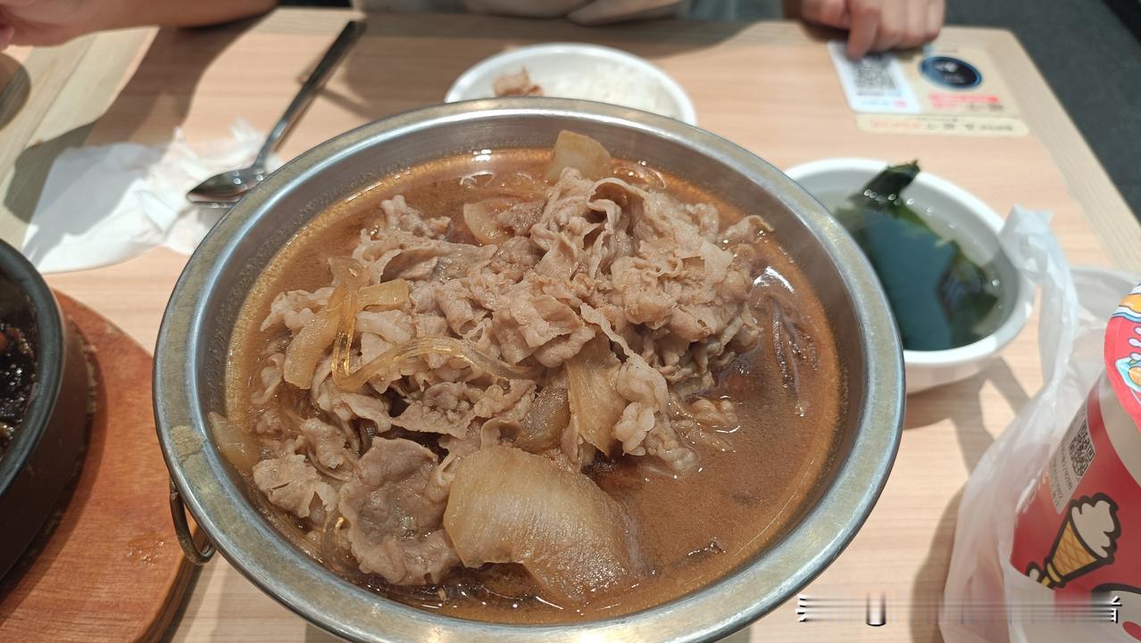 我觉得不管啥年纪，晚餐都别吃太撑，尤其是四五十岁的朋友，消化功能不如从前，吃多了