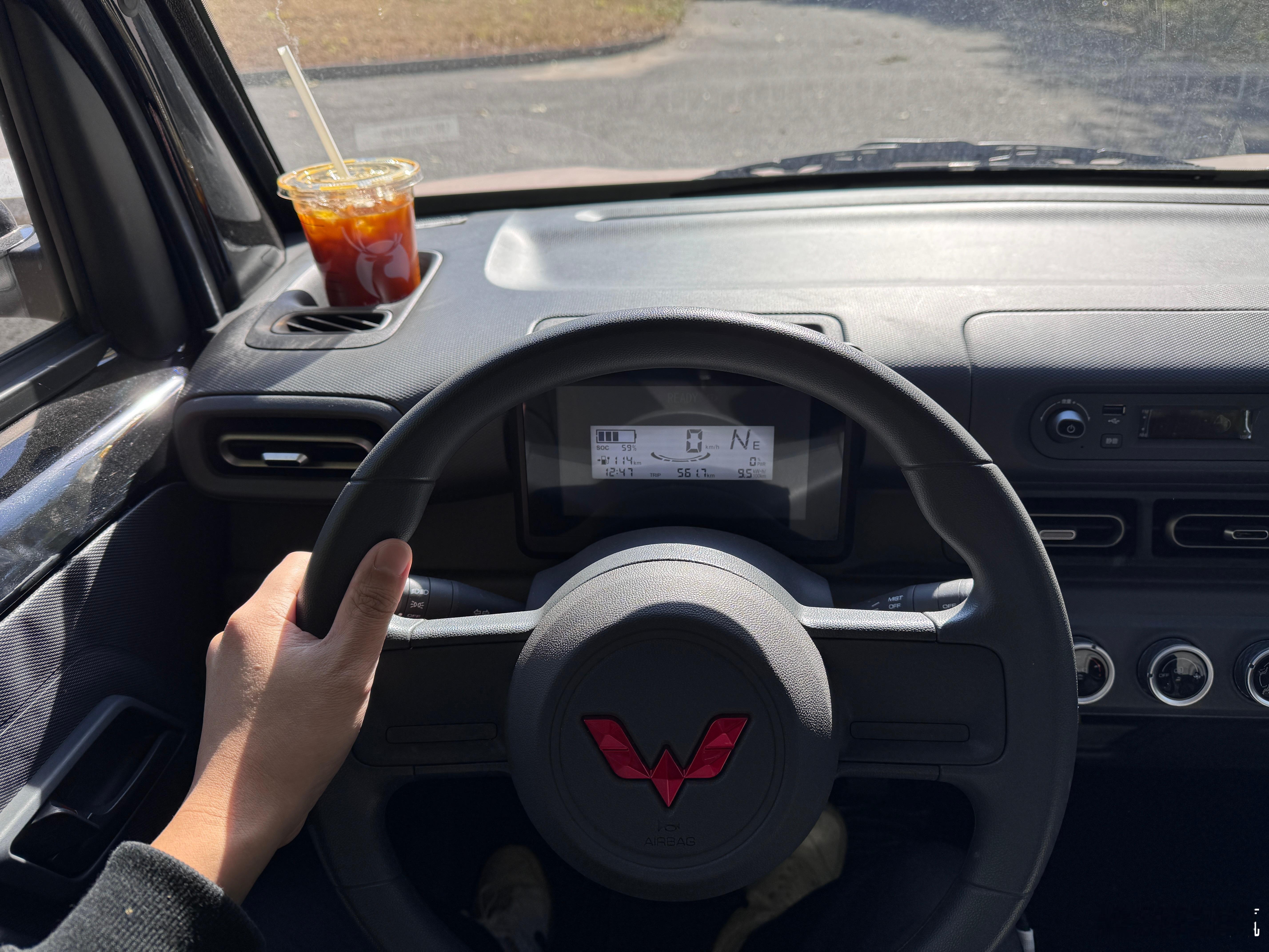 你还别说，五菱之光ev前面这个杯架放杯咖啡一点也不违和，很合适。 ​​​