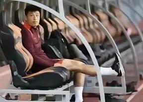 同是一个武磊却又是一个不一样的武磊，难道是演员在演双面人吗？请看看下面的图片，第
