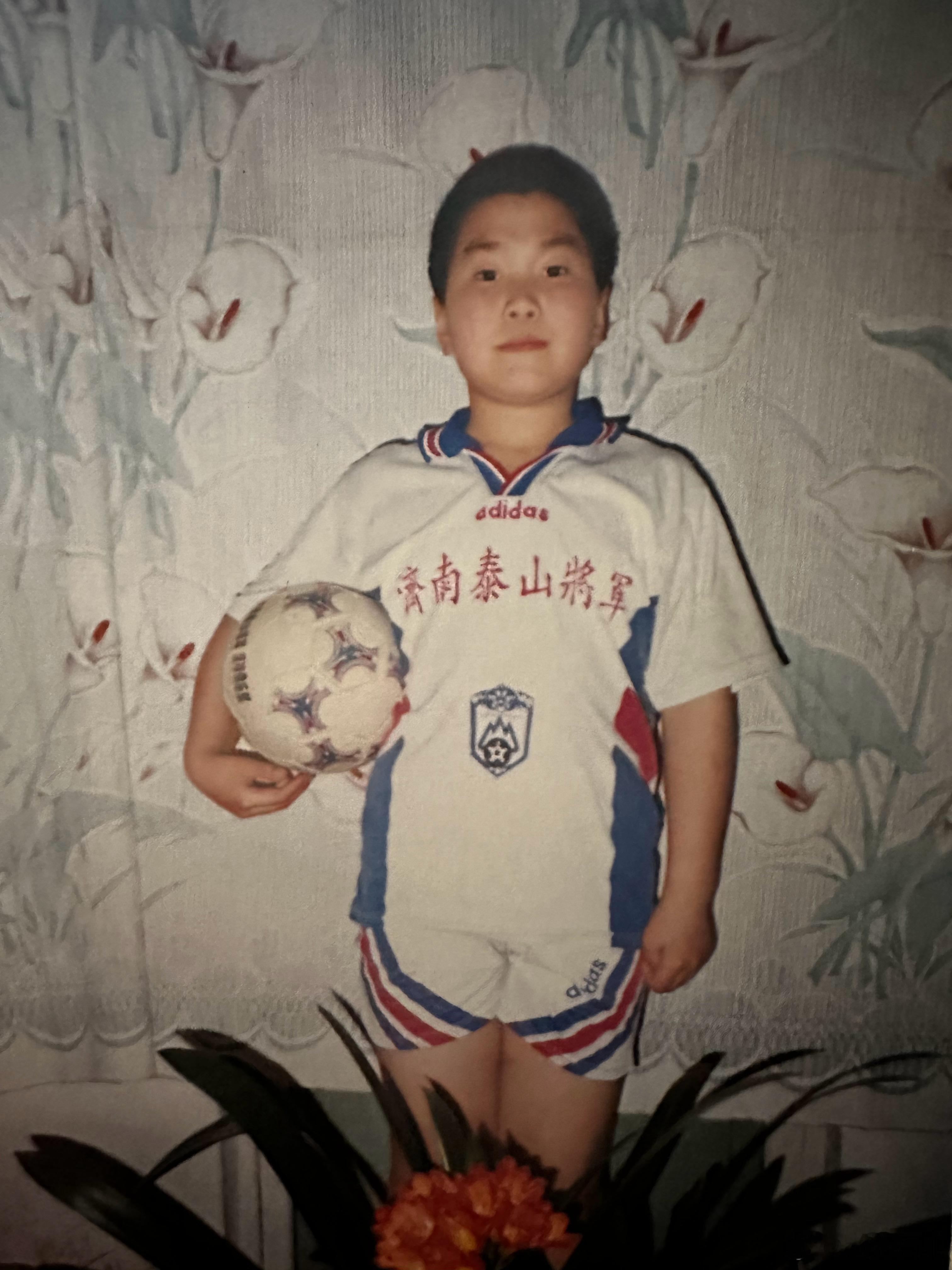 大约三十年前的照片了，喜欢泰山队也三十多年了。