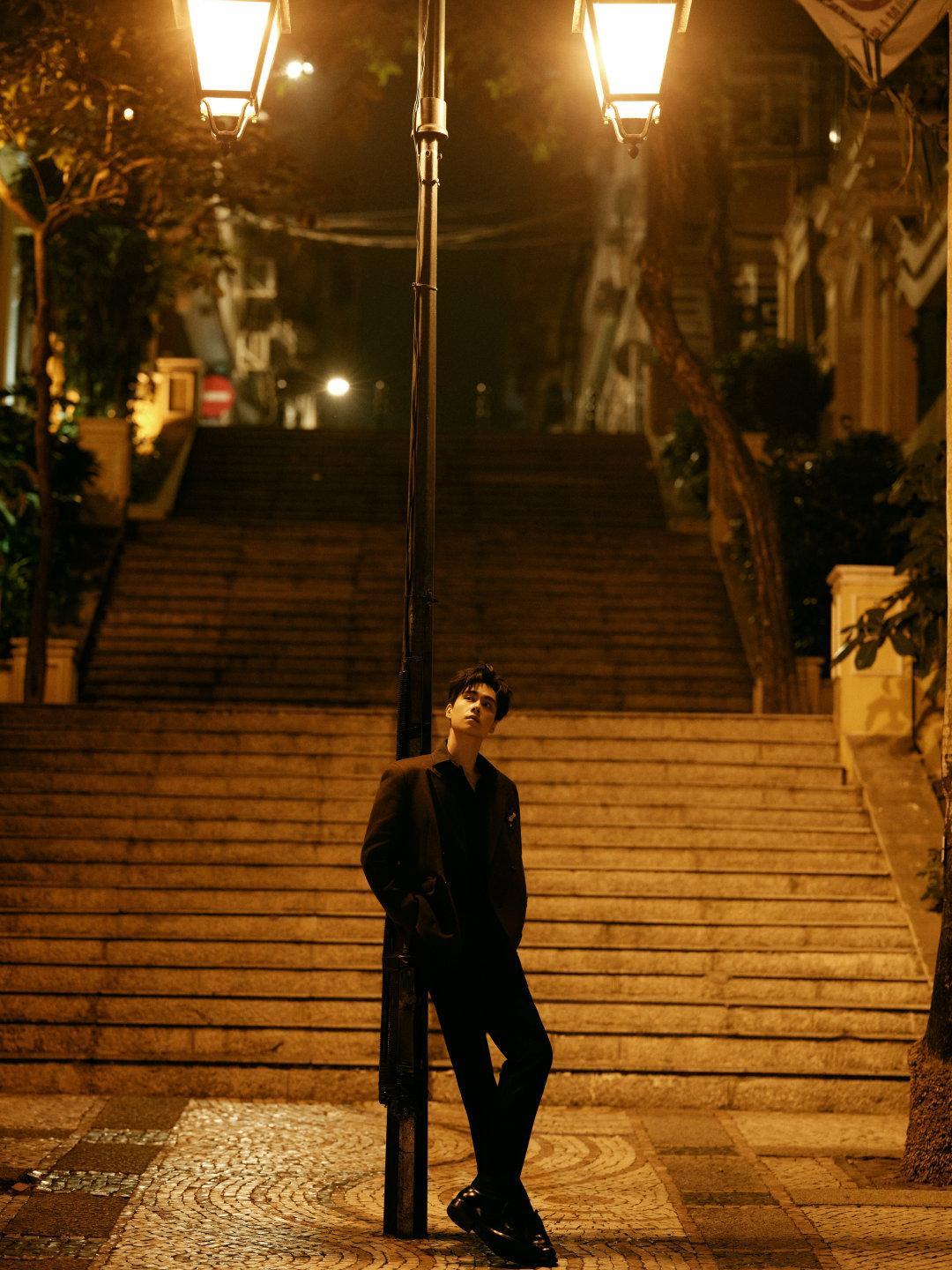 胡一天街头漫步随拍 胡一天街头漫步随拍有请问在哪条街才可以遇到像这么帅的大帅哥呢