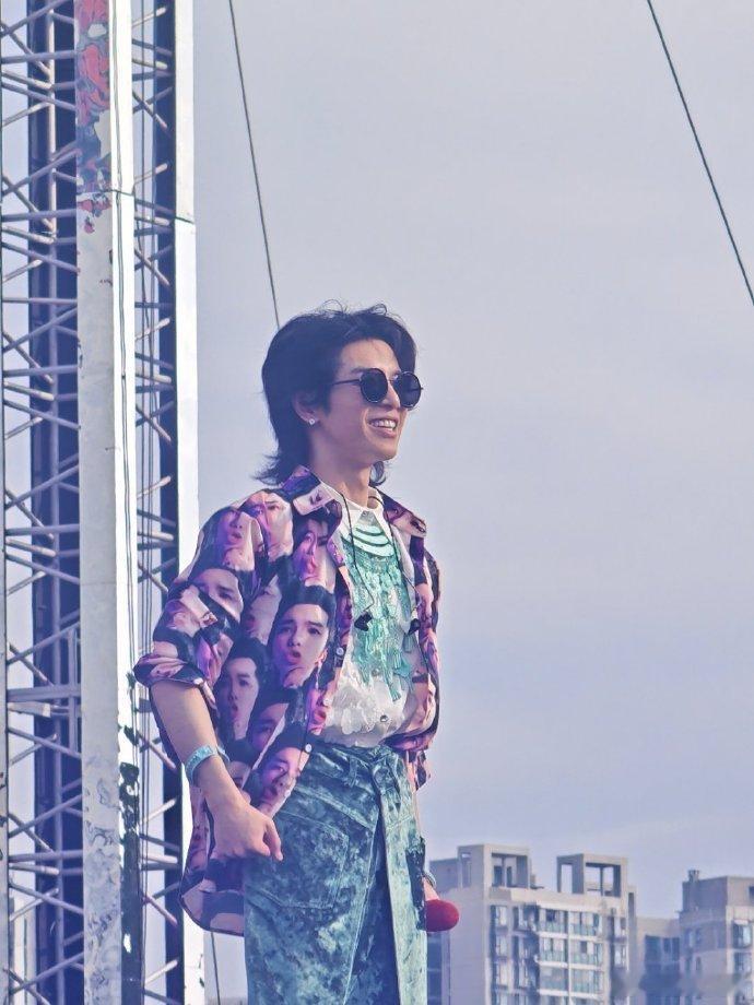 #华晨宇把自己的痛衣穿身上##华晨宇穿痛衣唱我的滑板鞋#华晨宇的贵阳站演出，痛衣