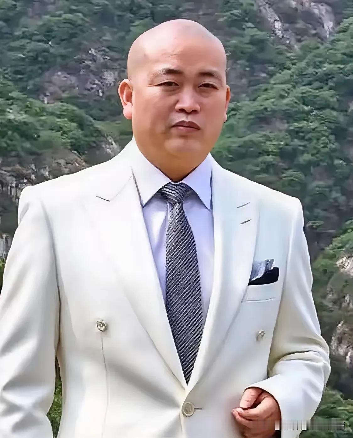 这两个人是不是特别像？释永信穿便装和傅彪简直就是一个人似的。我一直以为只有我一个