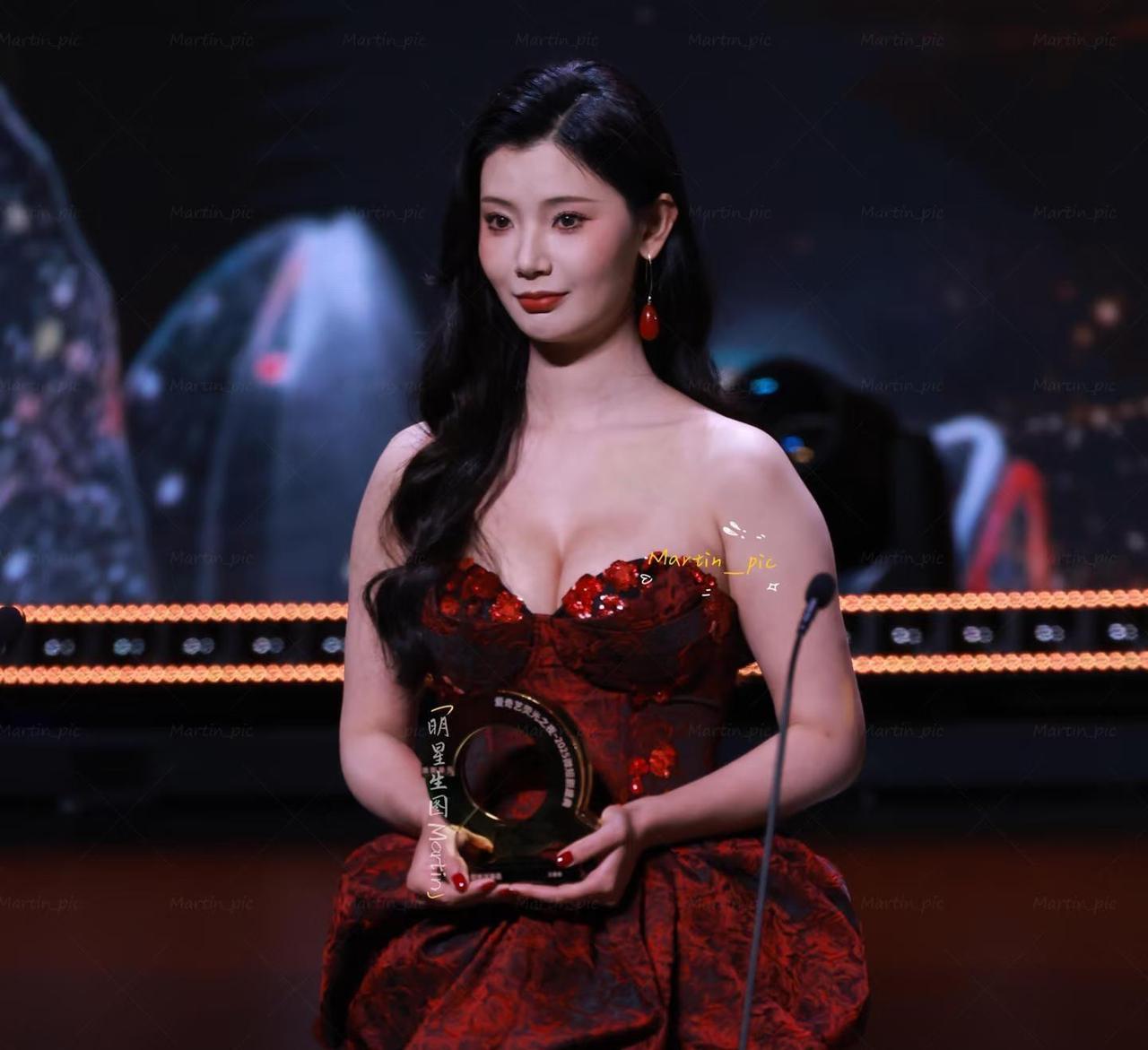 这是哪一位女明星，清冷的长相、高冷的气质，站在舞台上领奖的样子实在是太迷人了，一