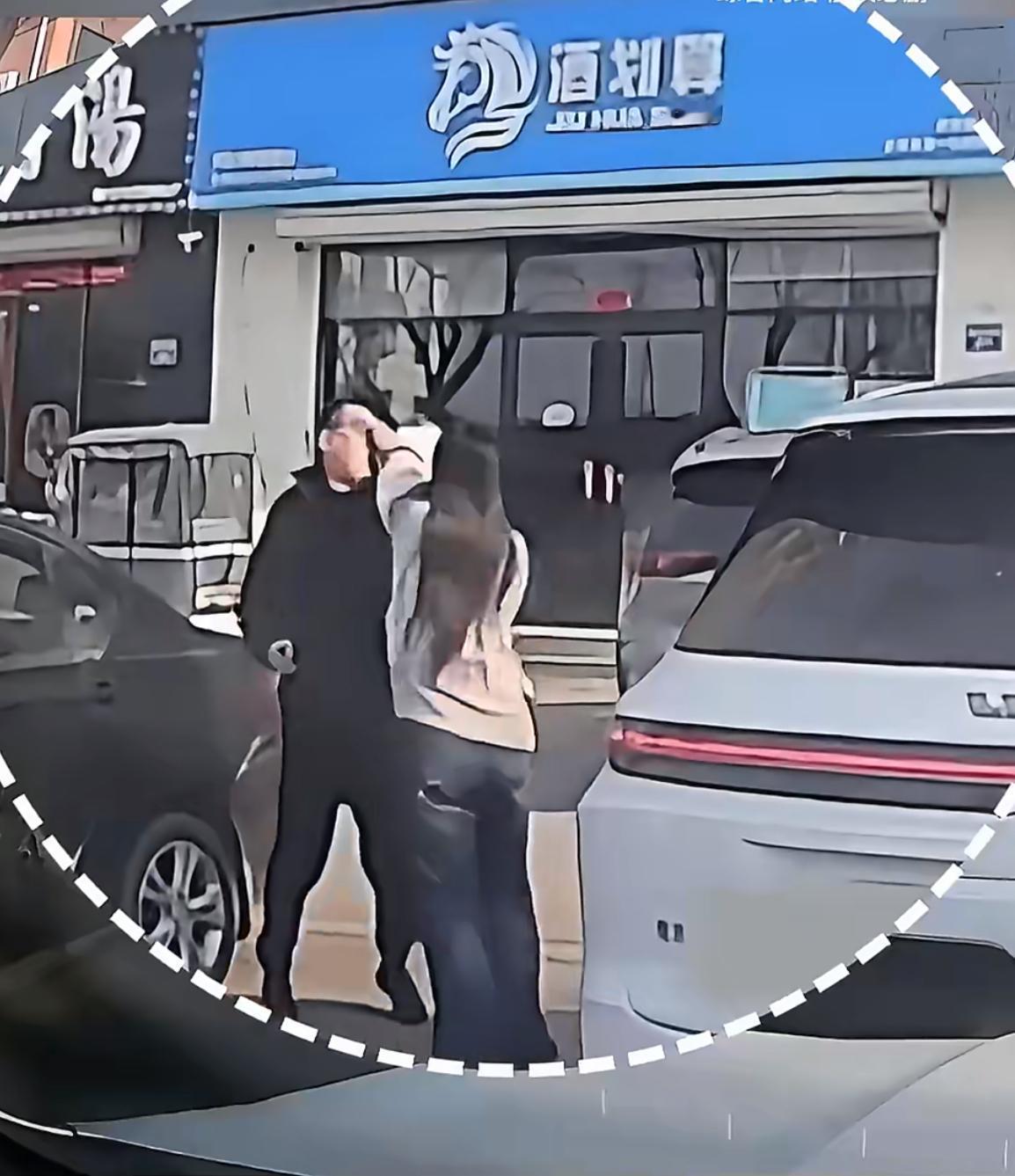 “女子狂扇男子耳光！”停车挪车本小事，河北衡水一女司机却因这点分歧，怒火中烧狂扇