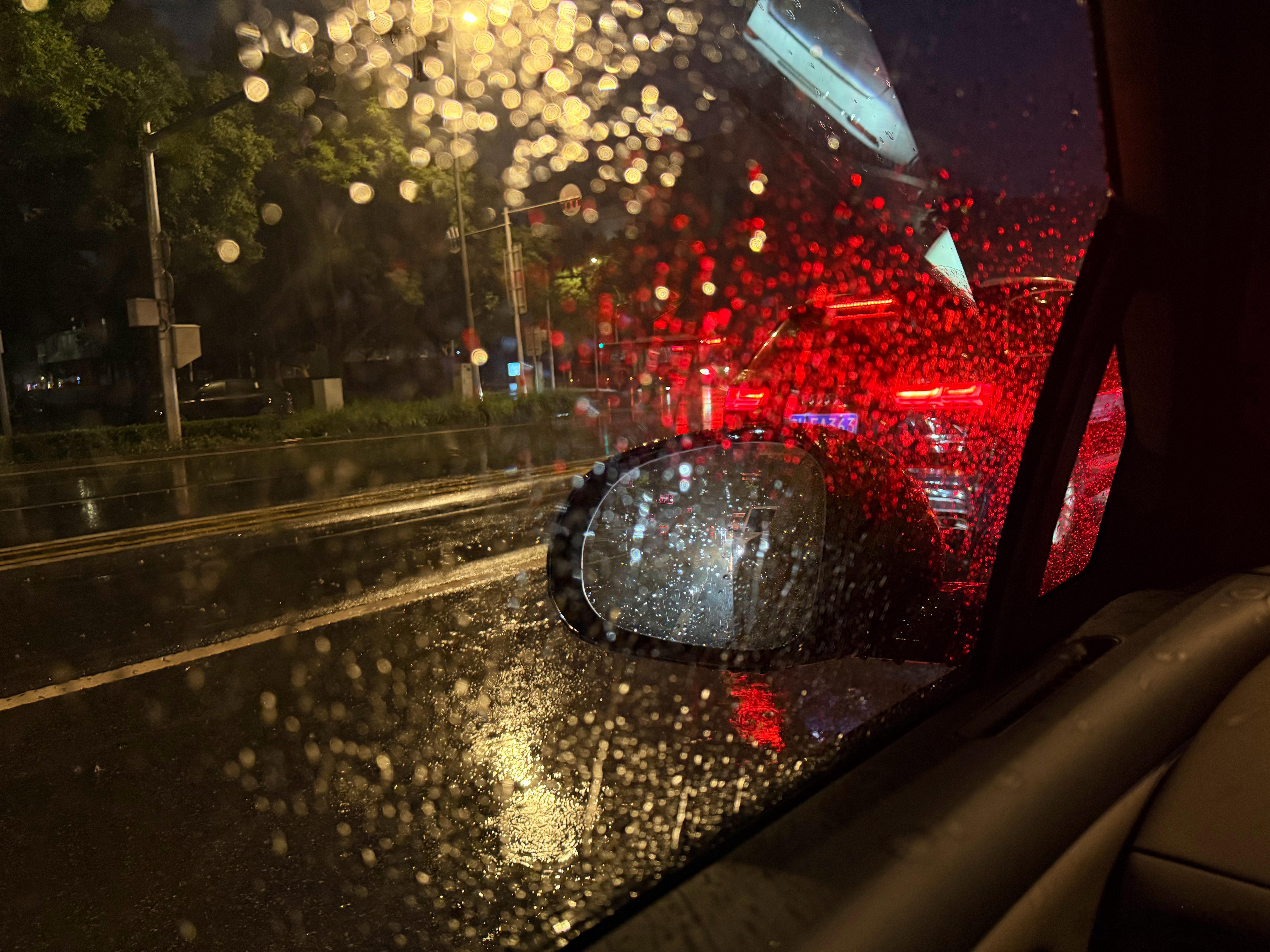 i6的电子（流媒体）后视镜雨天夜间效果非常nb，在这之前我非常不喜欢这个功能，眼