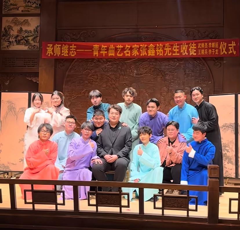 【非遗传承人张鑫铭开山门收徒，培养新人传承文化，你怎么看？】
近日，竹板书、西河