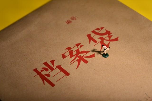 韩杰案和彭宇案都具有里程碑式的意义，彭宇案让普通人在别人摔倒或需要帮助时选择走开