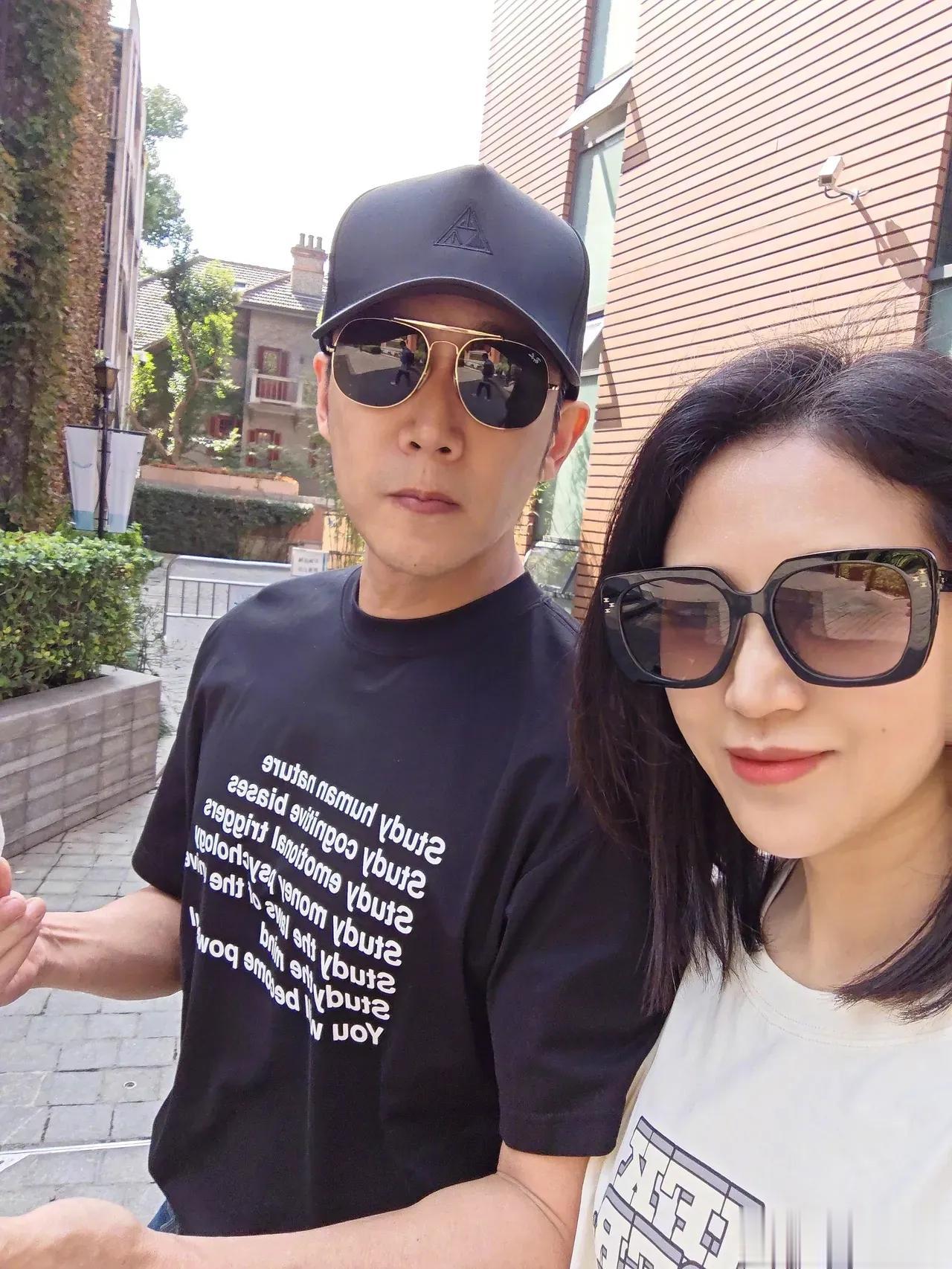 鲍蕾夫妇大街秀恩爱，手拉手逛街，并配文:“这么舒服的天气真想每天都长在街上。”
