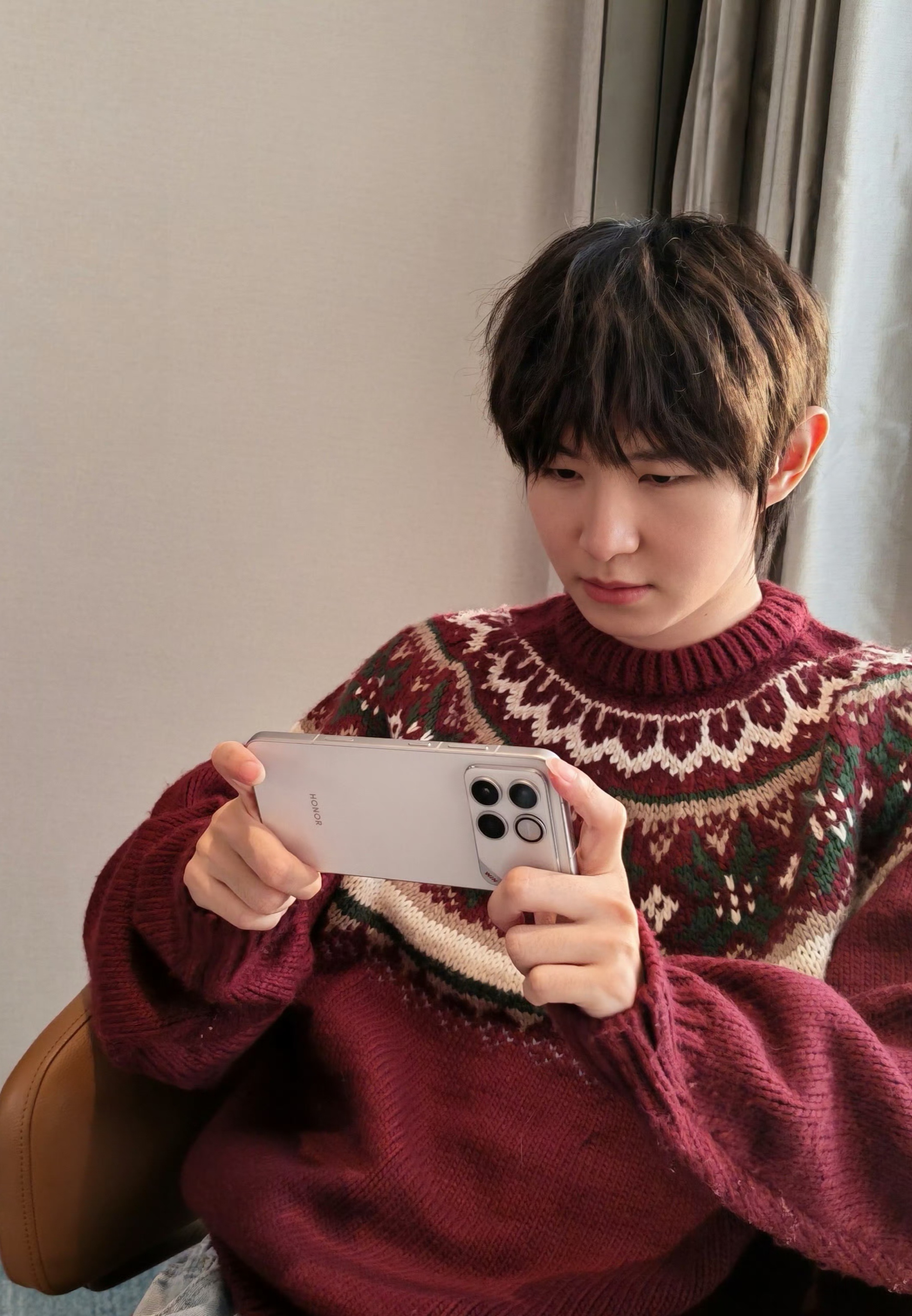 荣耀WIN手机曝光，居然也是大矩阵模组，这是不管不顾，贴身肉搏了啊？！难不成，要