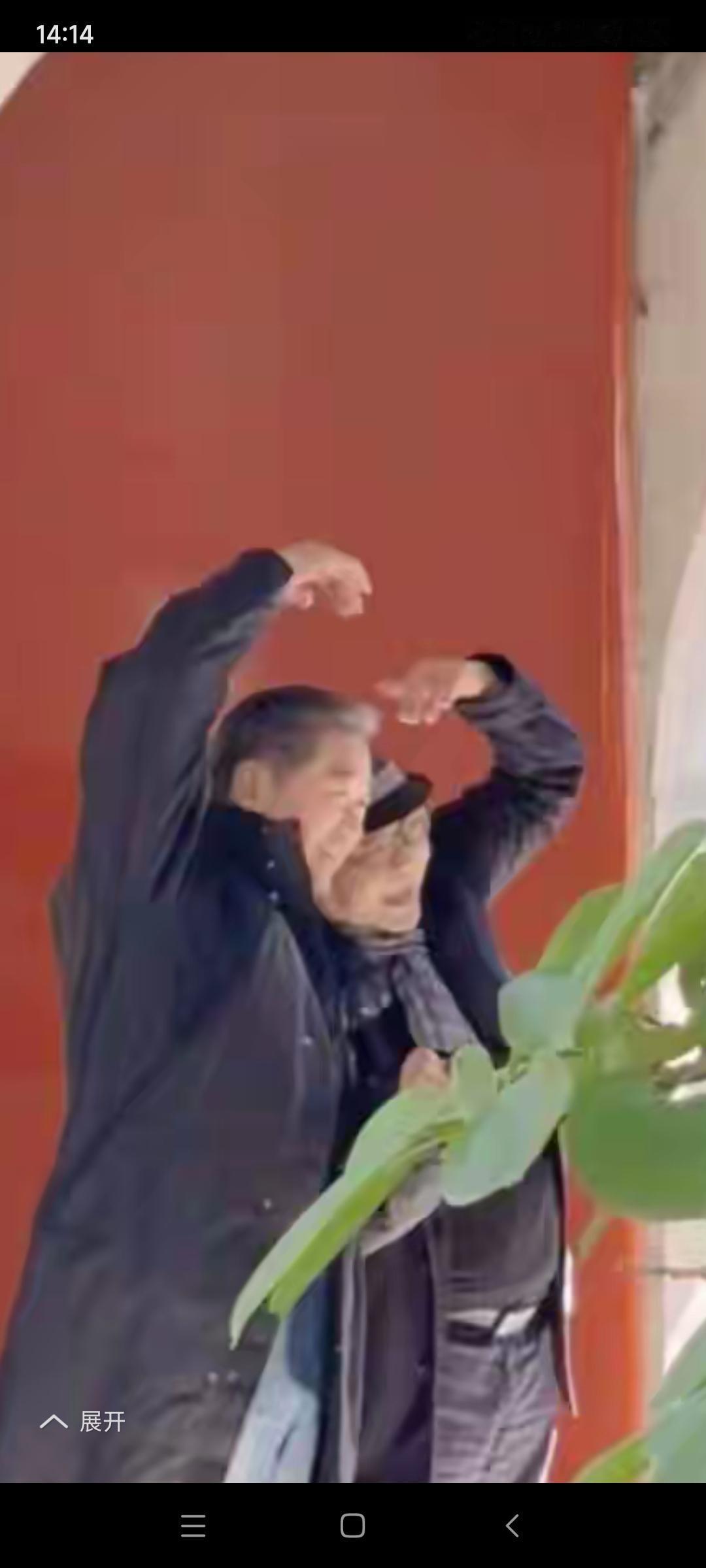 招笑!这两个老头也这样摆拍，铁三角差一个人，知道差谁了吧！