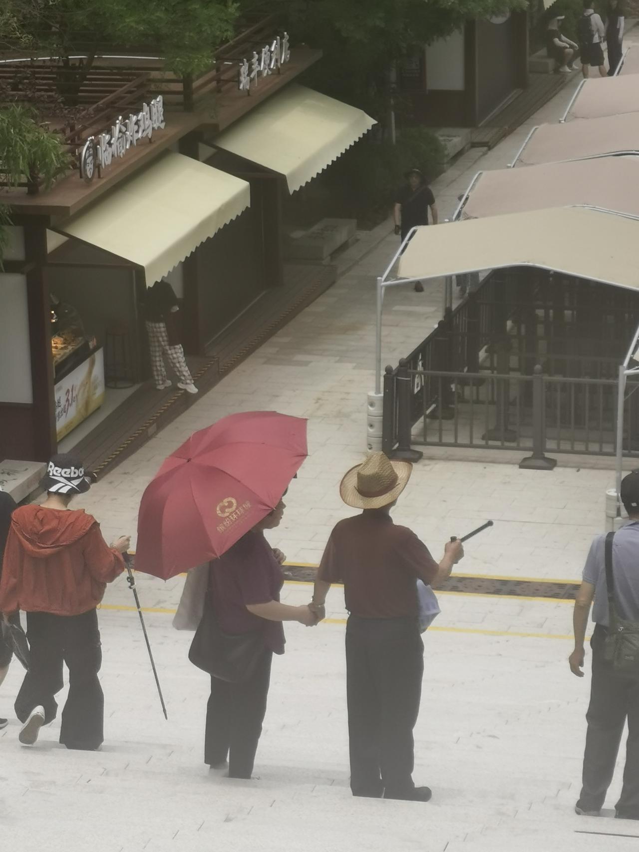 登华山感悟
当今社会，人情冷暖交织；当下时代，利益抉择频现。
当人置身于熙熙攘攘