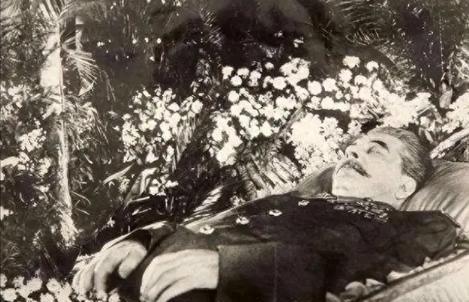 1961年，斯大林坟墓被挖开，军官们将其从水晶棺中抬了出来，迅速剥去他军服上的金