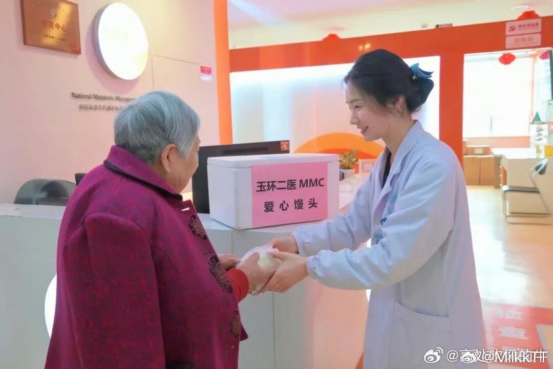 玉环一枚爱心馒头承载七年温暖一枚热馒头，温暖七年时光。玉环市第二人民医院为患者送