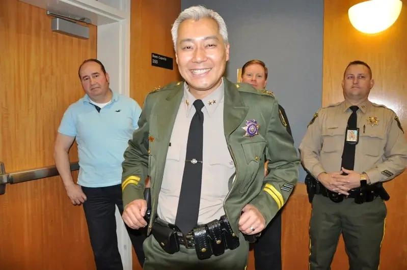 加州圣塔克拉拉县前副警长成洙一承认受贿罪。
加州地方报纸圣荷西信使报报道， 圣塔