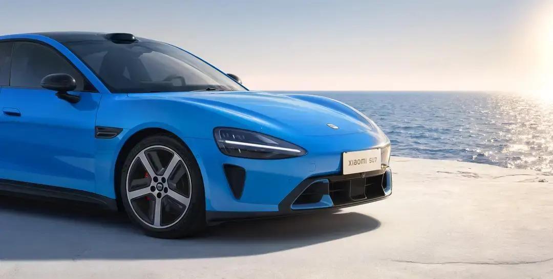 刷到一条图，整面墙刷成那种像卡普里岛海水的亮蓝，评论区全在问色号。
原来这色叫卡