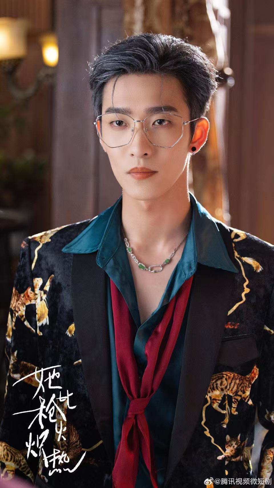 姚冠宇又杀回疯批赛道了 疯批出圈的姚冠宇再献佳作，《她比枪火炽热》定档11.07