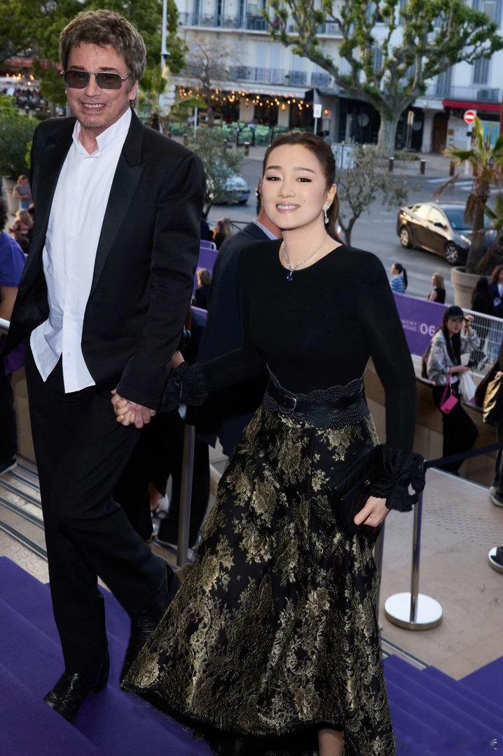 巩俐出席世界AI电影节🥂巩皇戛纳新征程！以世界AI电影节主席身份亮相，紫毯造型