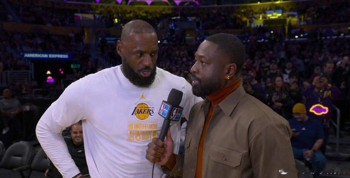 热闹！詹姆斯的“前任”都来了！今天，湖人队将坐镇主场迎战独行侠队，这是一场全美直