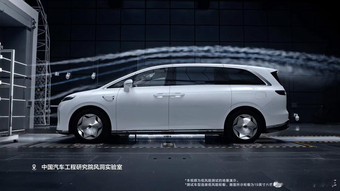 MPV由于造型高大，想要极致降低风阻天生就比SUV轿车要难很多，这次享界V8在行