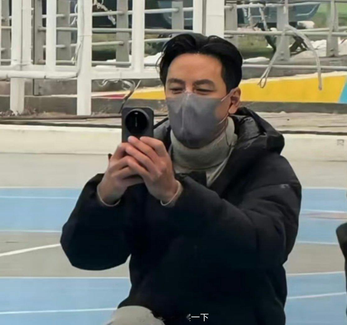 早鸭！我米也开始玩路透泄露真机照的这种套路了，这次是阿祖玩小米17 Ultra