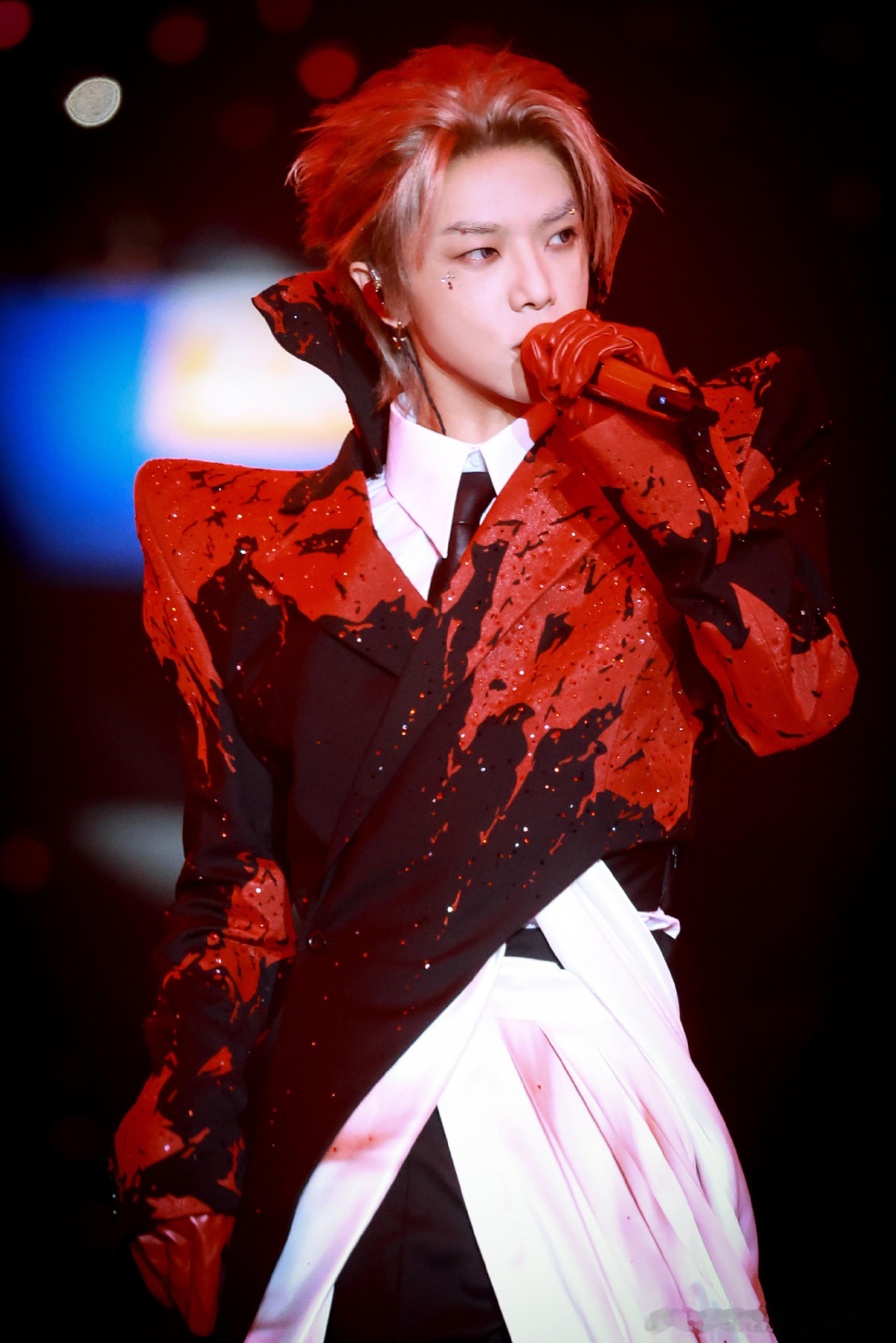 华晨宇 华晨宇火星演唱会四面台收官 生日与歌迷共度透露火星乐园2.0  当华晨宇