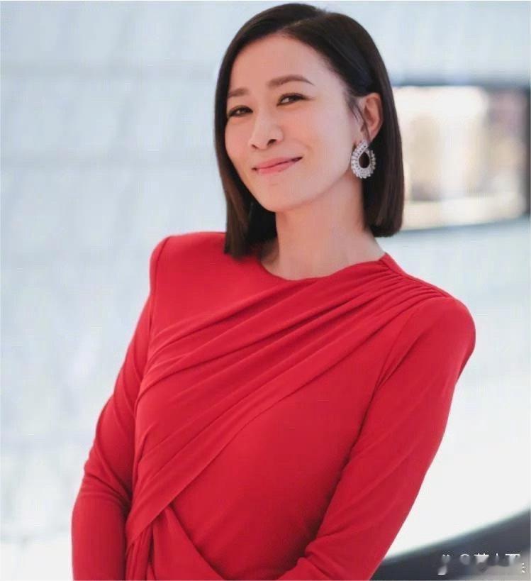 佘诗曼身材真不赖！一袭红色连衣裙配长靴，窈窕曲线惹人羡！ 