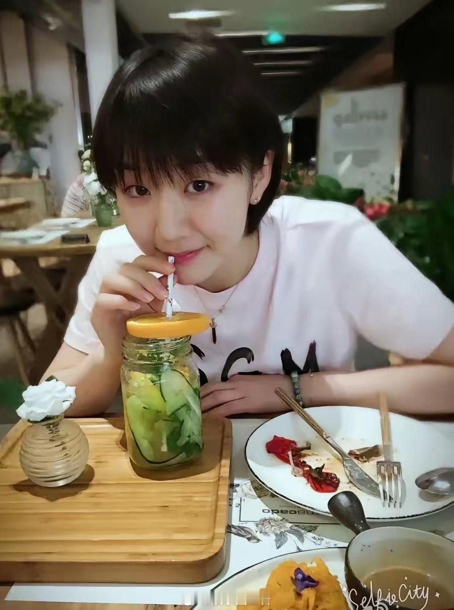 这张图真的绝了，陈梦太美了。出门吃饭也不忘自律，黄瓜饮料来一杯，不得不说短发的陈