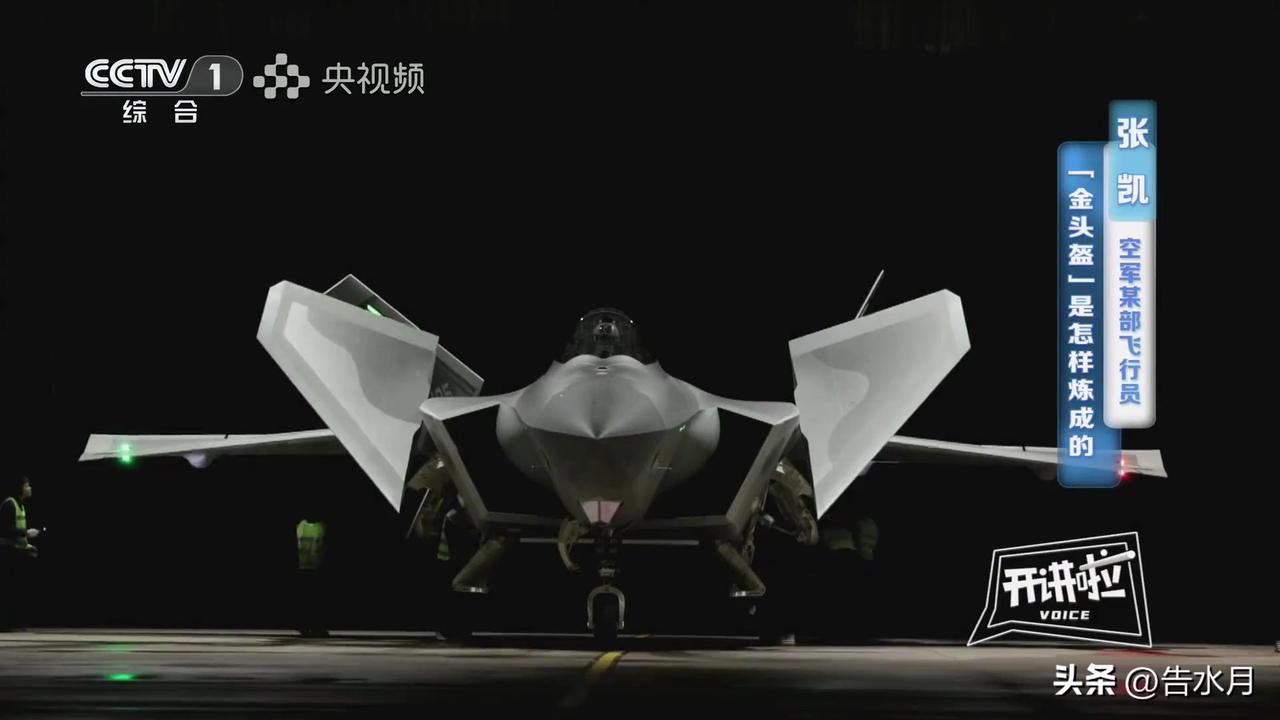歼20的涂装质感真的特别好，有种淡淡的磨砂感，在不同的光线下也展现了不同的视觉效