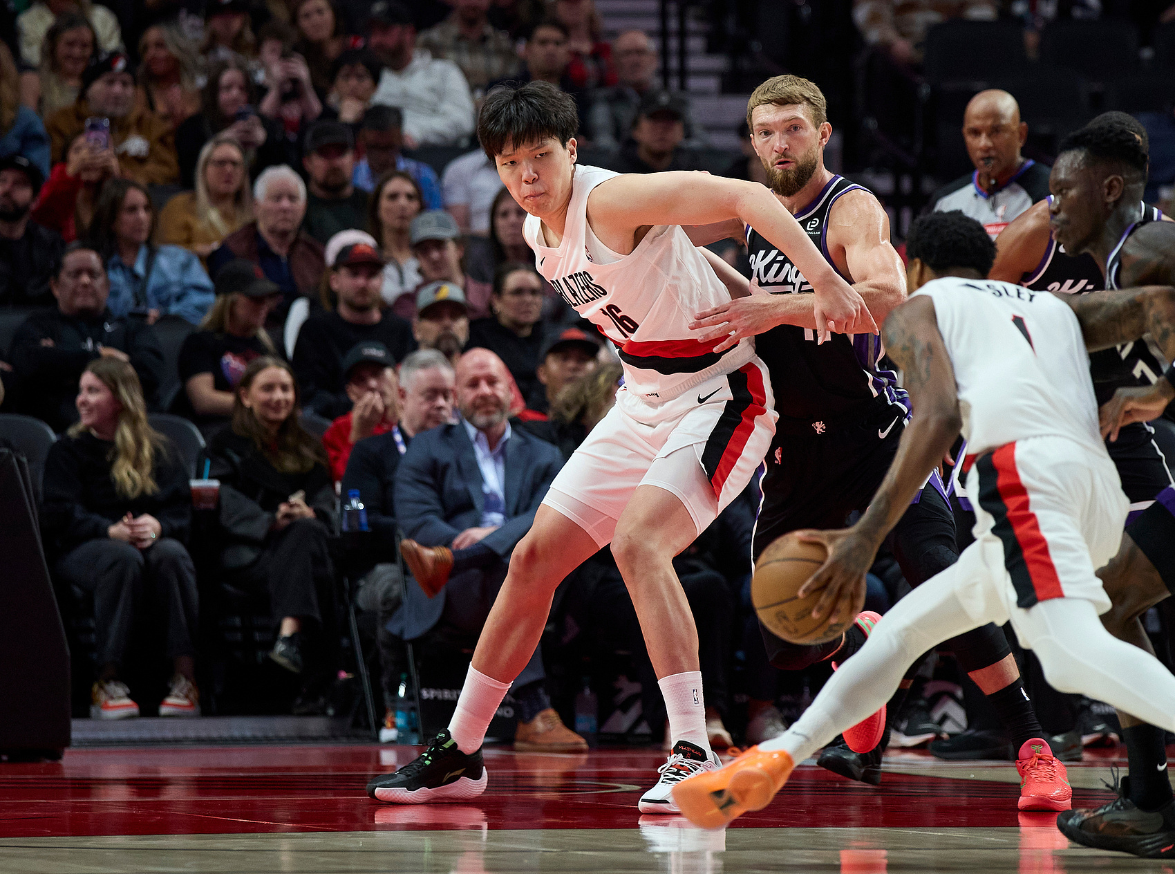 杨瀚森第二节上来在进攻端给战术地位了！半场投篮2投0中，得到2分2篮板1盖帽！杨