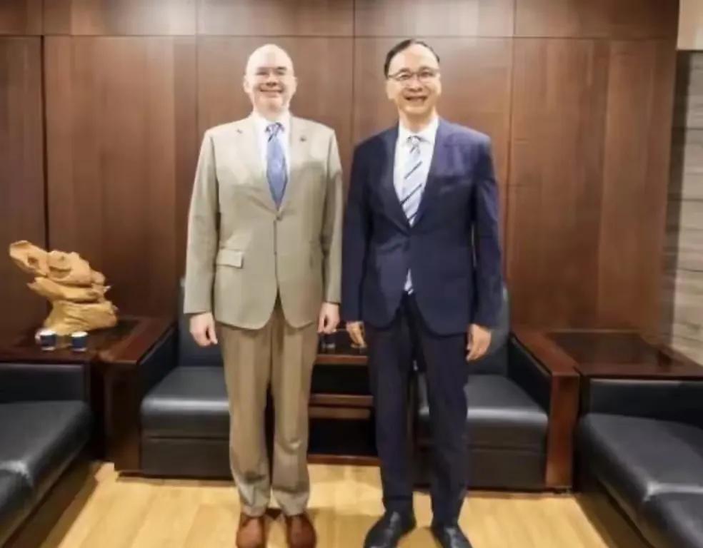 说的就是你！

国台办这次发声，用词可太狠了，直接甩了三个词：阳奉阴违、上窜下跳