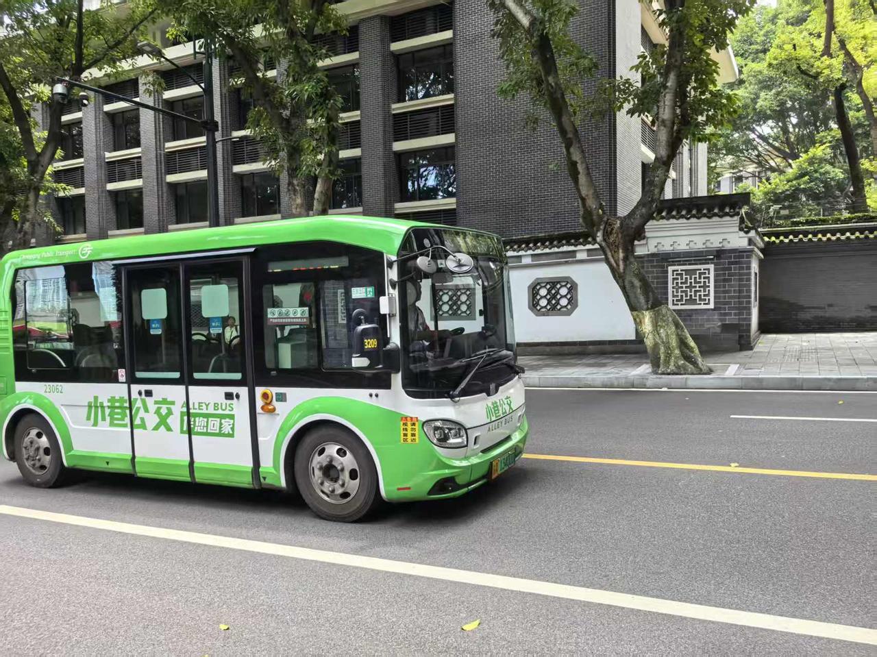重庆小巷的微型公交车，深受老人及学生喜欢，实现了在“家门口”上车
微头条《原创》