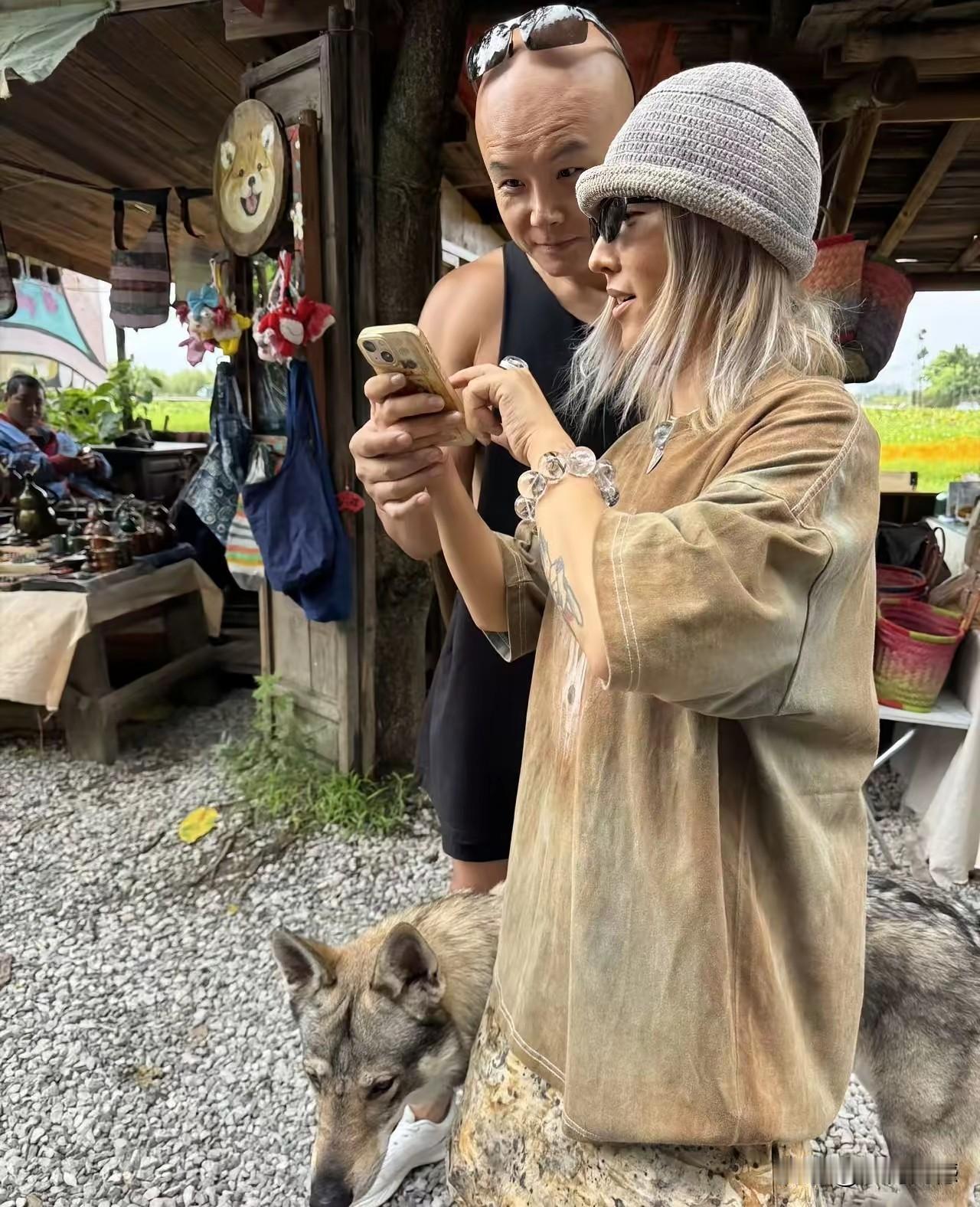 当年的知名电视节目主持人乐嘉，现在过的非常潇洒，据说现在也不工作了，全身心的享受
