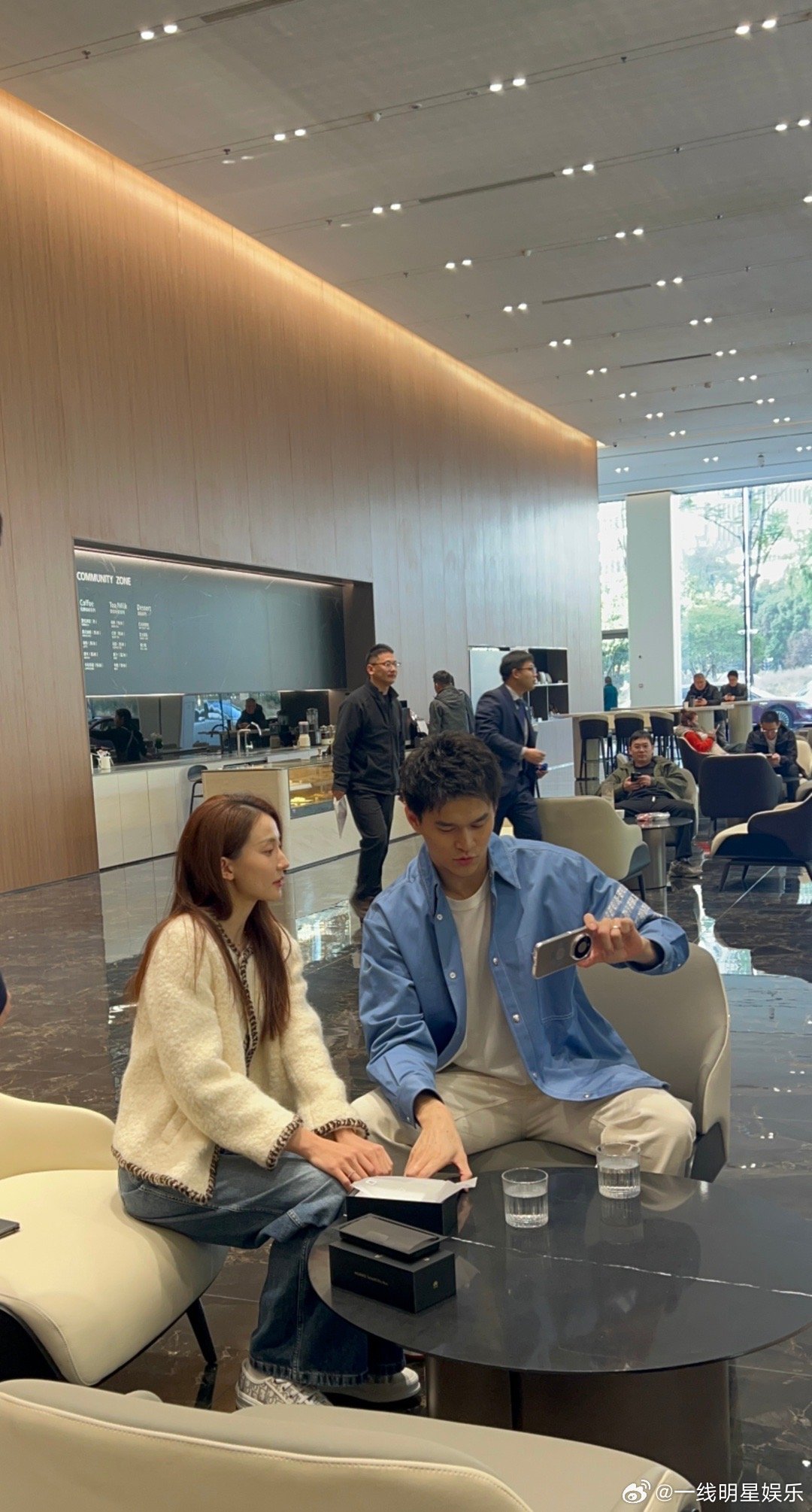 杭州街头偶遇孙杨和张豆豆了杭州偶遇孙杨夫妇逛街两人穿得真的很休闲啊，知道孙杨高没