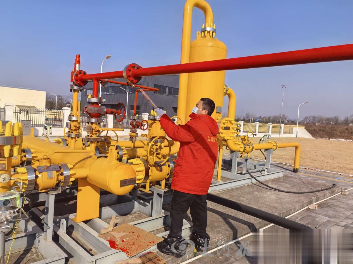 弘昌燃气商城公司：开展节前调压箱专项维保 筑牢元旦用气“安全防线”