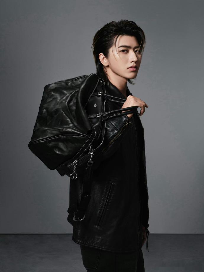 蔡徐坤FantasticMan双版同步封面 Fantastic Man 中文版创