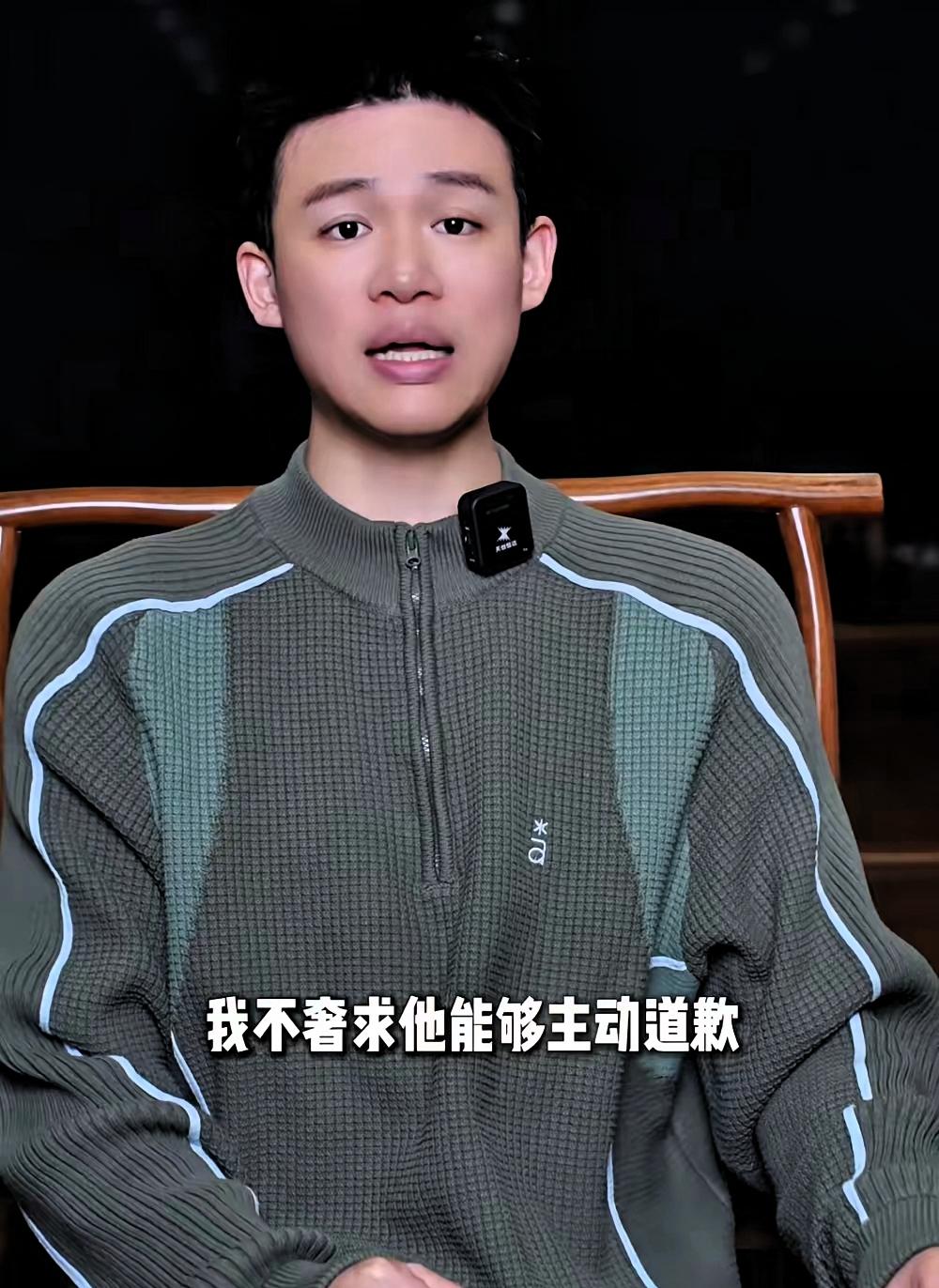 孟贺张兰，舆论风波何时休
锦旗送了，事情好像没好转，反而更糟了，大家都没想到，孟