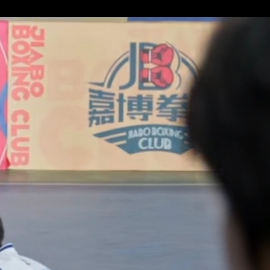 好讽刺啊，然后你们让金主少爷天天给你们当背景板 