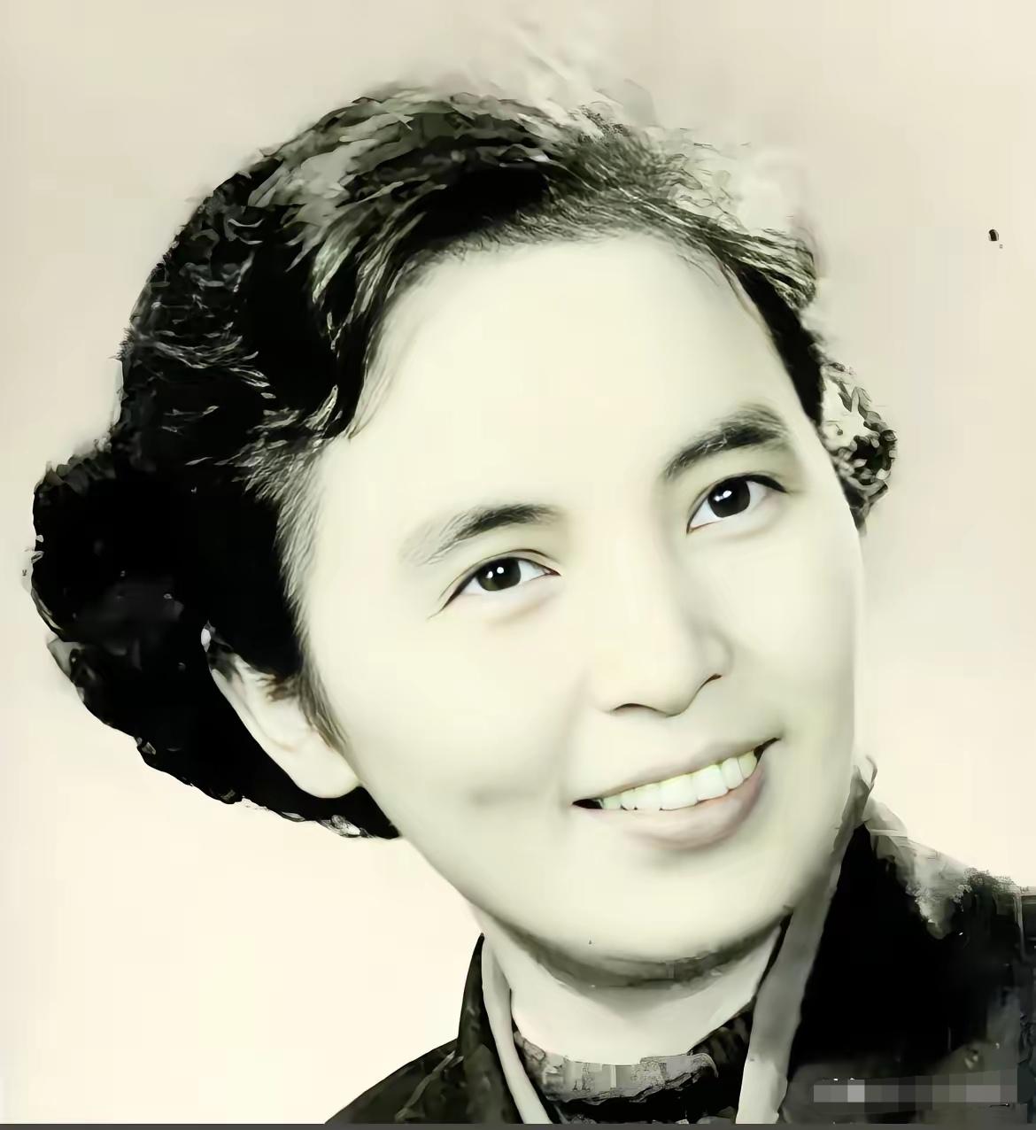 1940年深夜，27岁的叶飞刚解开军装扣子，突然，警卫员拽着一妙龄女子，破门闯入