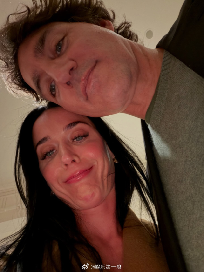 水果姐晒和特鲁多合照水果姐晒和特鲁多自拍 小情侣甜甜蜜蜜~ 