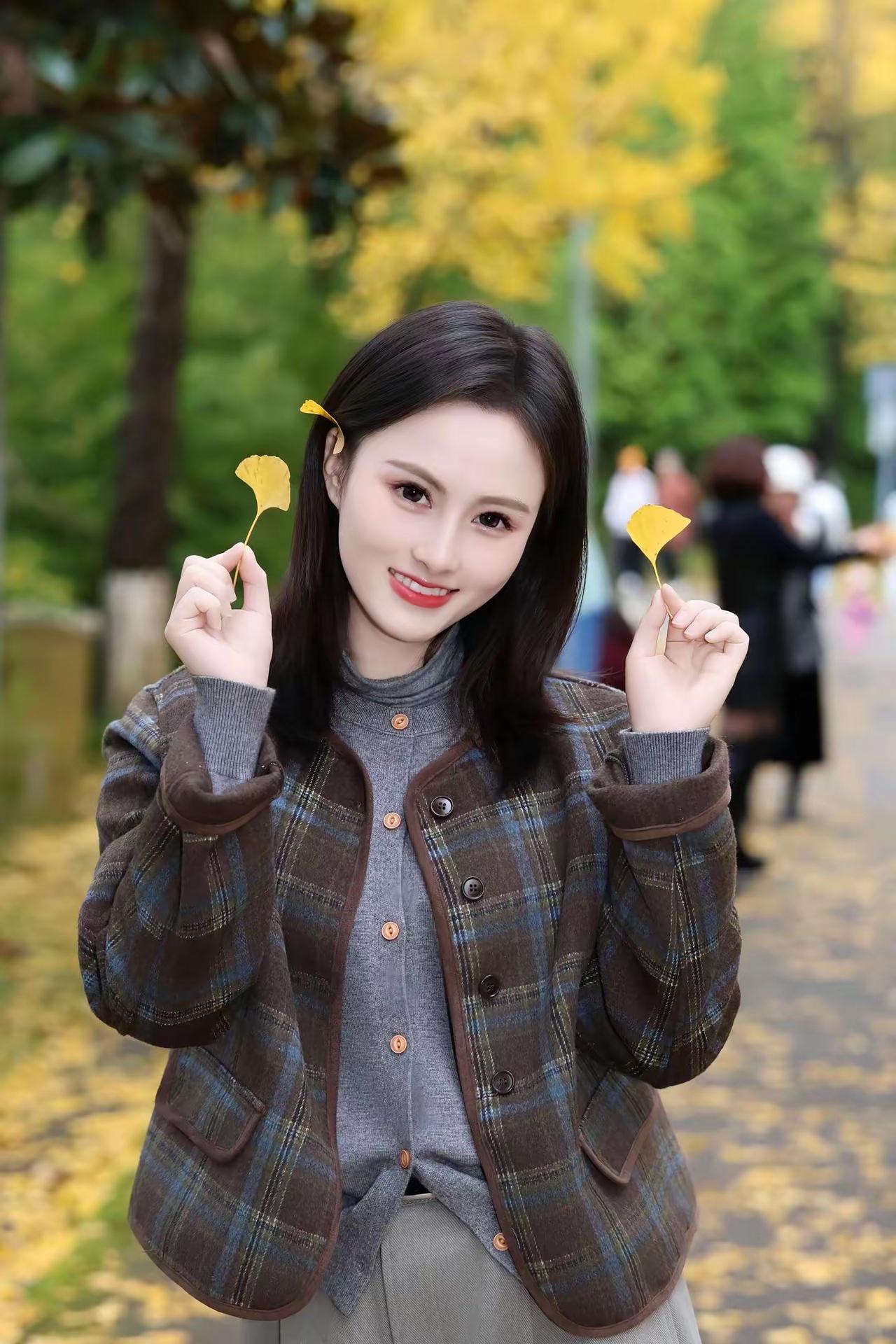 我无需借谁的光，我本身就是星辰。
不慌不忙地成长，不卑不亢地绽放，
我的底气，来