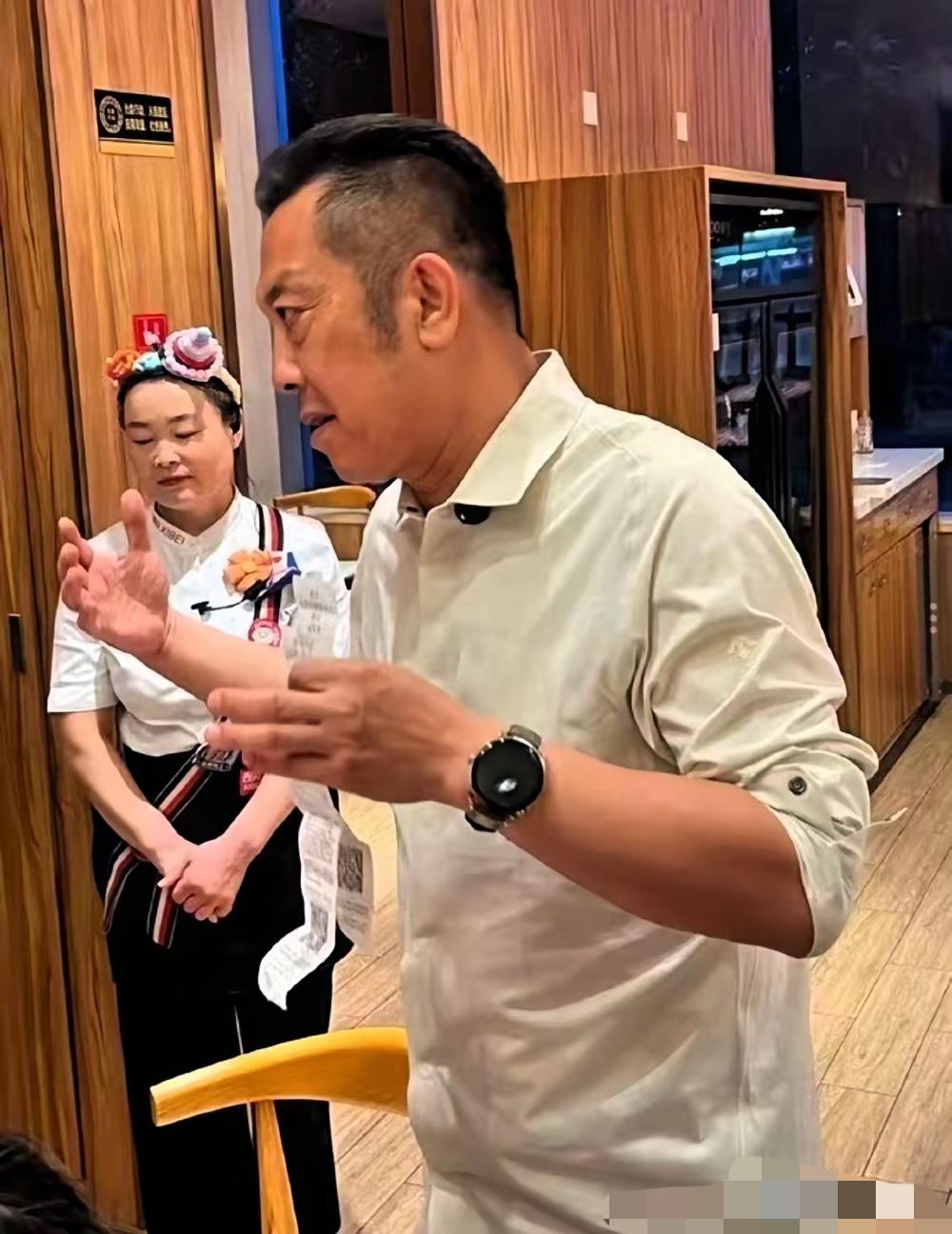我一哥们在西贝干配菜，前天喝酒时跟我吐槽可能要离职，说西贝现在生意差到离谱。以前